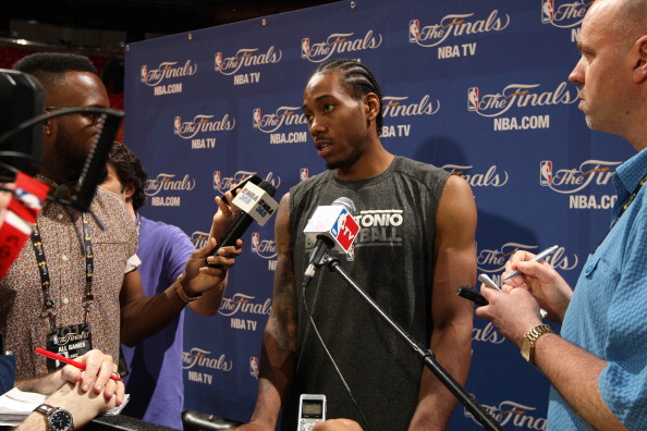 球星压哨三分把比赛送进加时（巨星压哨三分扳平，比赛拖入加时）