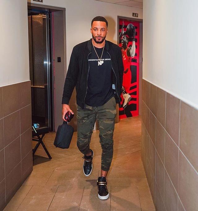 广东男篮防守稳固力克上海（稳固防守助广东男篮击败上海）