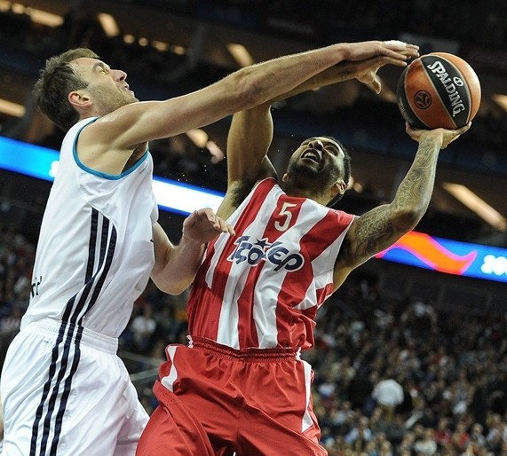 巴萨小将亚马尔父亲在贝蒂斯球迷区庆祝被带离（巴萨新星亚马尔之父在贝蒂斯球迷区庆祝后被带离）