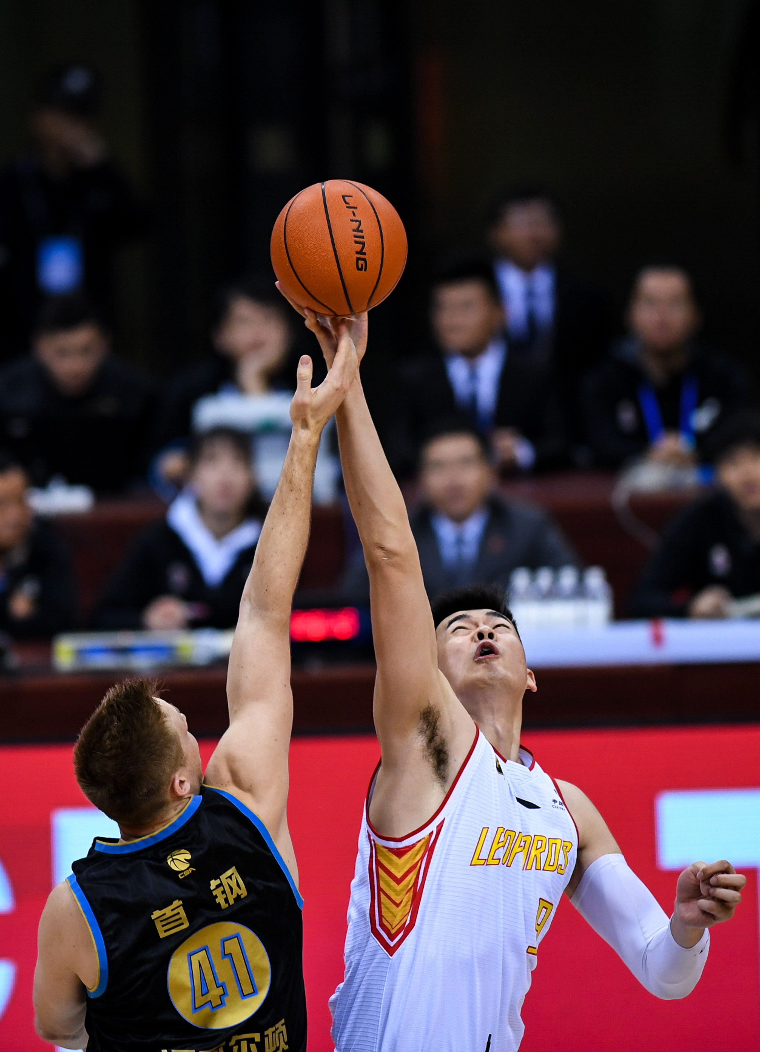 皇马战埃尔切大名单：姆巴佩领衔，米利唐、阿拉巴缺席（皇马对阵埃尔切出征名单：姆巴佩领衔，米利唐与阿拉巴未入选）