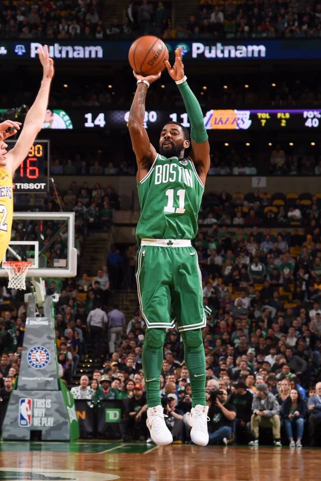 助教：齐达内执教时常让球员要微笑和享受，他特别懂球员想法（助教：齐达内执教时总提醒球员微笑享受，他深懂球员心思）