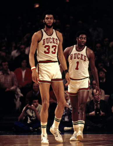 乔治娜晒在卡塔尔海边照片，蓝色紧身连衣裙尽显曼妙身姿（乔治娜分享卡塔尔海边美照，蓝色紧身裙勾勒婀娜曲线）