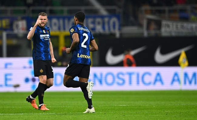 意媒：新星伊万-马耶首次入选一线队，他在国米的未来计划中（意媒：小将伊万-马耶首次跻身一线队，已纳入国米未来规划）