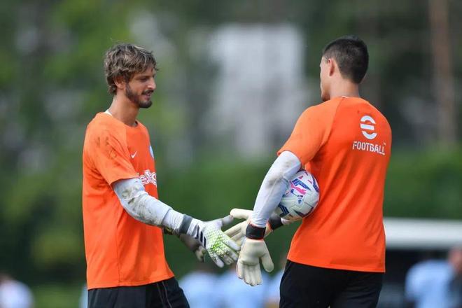 浙江副总：外援要了解中国足球；就算是国脚也不会随便开顶薪（浙江副总：外援需了解中国足球；即便是国脚也不轻易给顶薪）