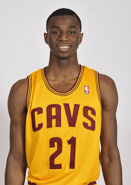 热刺官方：德拉古辛新赛季将改穿球队的3号球衣（热刺官宣：德拉古辛下赛季将身披3号战袍）