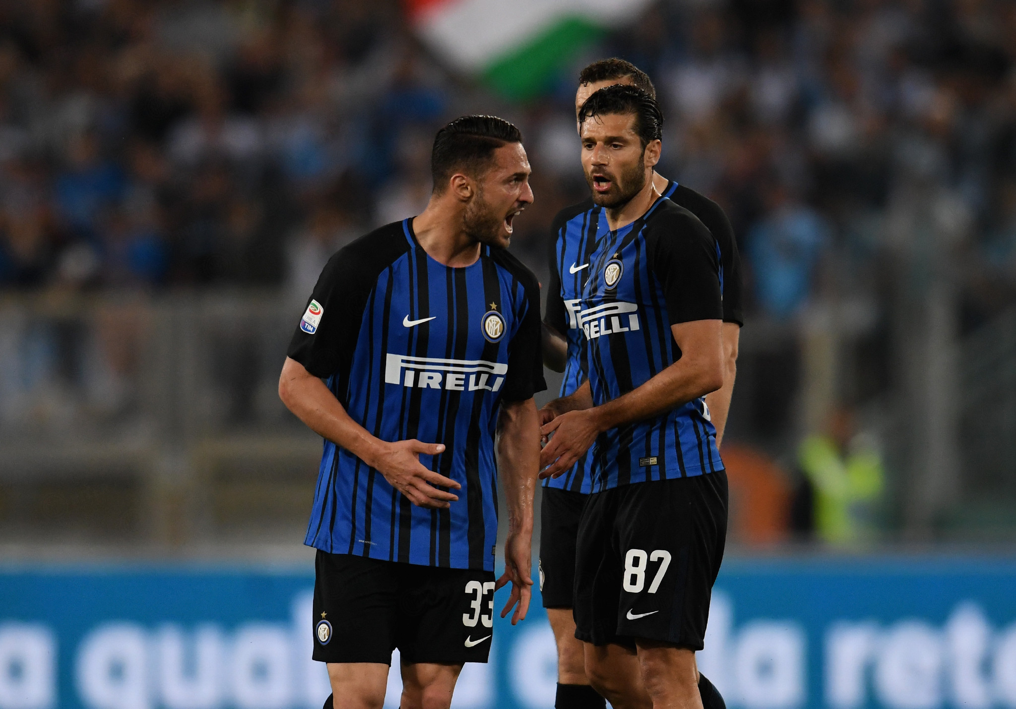 德天空：小腿肌肉受伤的伯卡特至少会缺席12月的比赛（德天空：伯卡特小腿肌肉受伤，至少无缘整个12月的比赛）