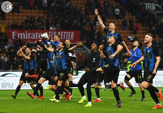 欧文突破防守助攻制胜（欧文强突破防线送出制胜妙传）