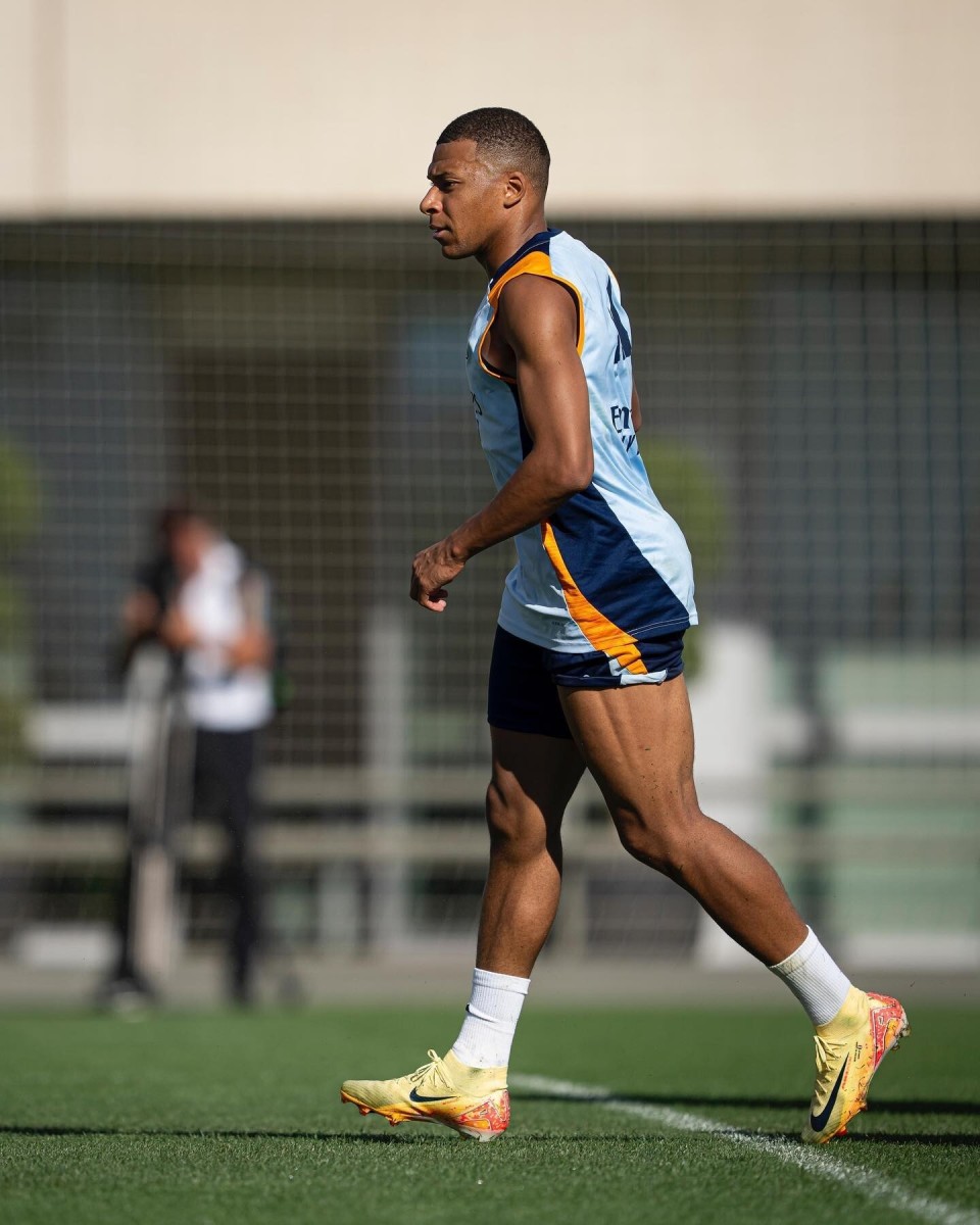 中国女排3-1战胜哥伦比亚提前晋级16强，取得两连胜。（中国女排3-1击败哥伦比亚，提前锁定16强席位，豪取两连胜）